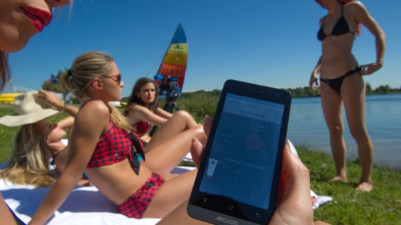 El sensor del bikini mide la radiación ultravioleta y transmite la información al teléfono móvi. Foto: AFP