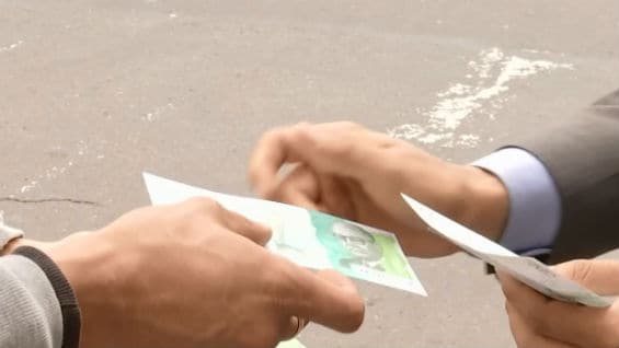 Después de lanzar el billete de cien mil pesos, el Banco de la República cambiará el diseño del resto de billetes en circulación. Foto Noticias RCN