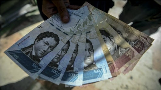 El billete de mayor valor es de 20.000 bolívares (27,7 dólares) y sustituye al de 100, que estará vigente hasta el 20 febrero. Foto: AFP