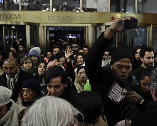Las personas hicieron fila desde la noche en los almacenes. Foto: AFP