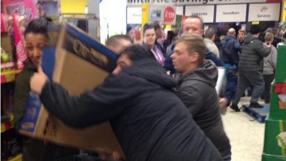 "La gente se comportaba como animales", dijo una persona que buscaba comprar un televisor. Foto: ‏@pbainbridgeMEN