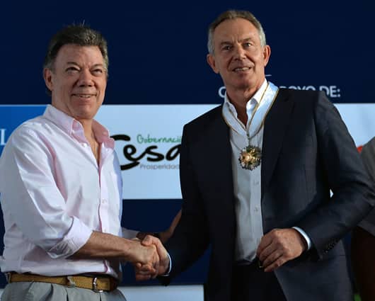 El presidente Juan Manuel Santos y el ex primer ministro británico Tony Blair Foto: oficial