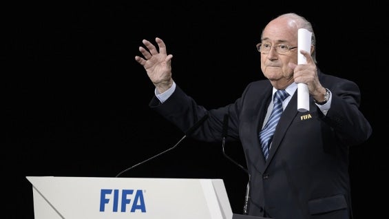 Joseph Blatter renunció este martes tras 17 años en la presidencia de la FIFA. Foto: AFP