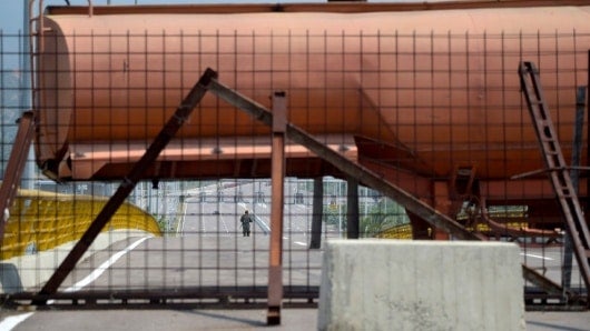 Uno de los obstáculos que bloquea el puente. Foto: AFP