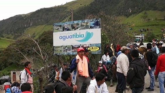 Los indígenas impiden el paso de visitantes y personal que trabaja en el balneario.