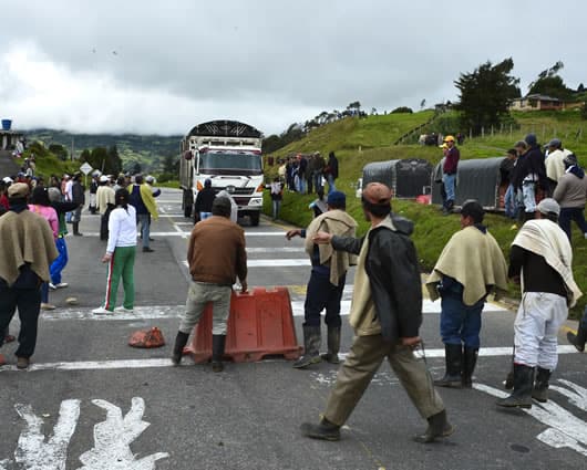 Campesinos bloqueado la vía Tunja-Bogotá. Foto: AFP.