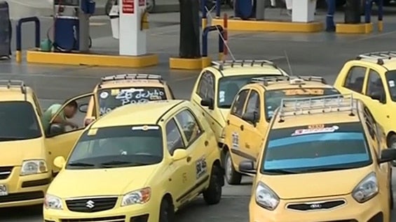Según cifras del gremio de taxistas, por la ciudad deberían circular 7.500 vehículos. Foto: NoticiasRCN