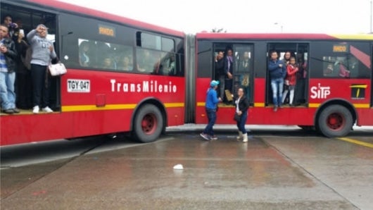 Las personas bajan de los buses y comienza a caminar.