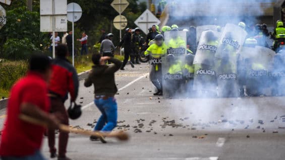 Manifestantes se enfrentan a la Policía. Foto: AFP