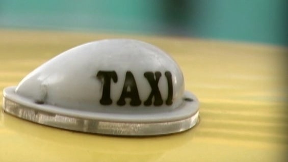 A los taxistas que se les encuentra el taxímetro adulterado se les inmoviliza el vehículo y se les sanciona con una multa de 322.000 pesos. Foto: Noticias RCN