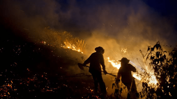 Las condiciones de la zona no han permitido avanzar para controlar el incendio.
