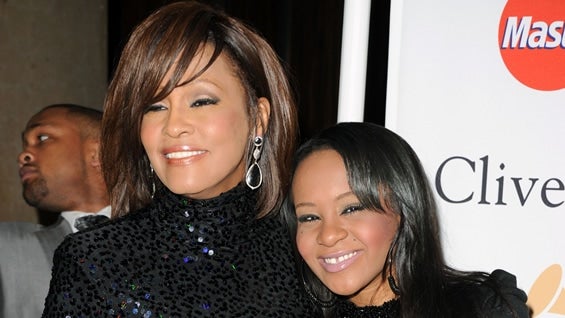 La cantante Whitney Houston y su hija Bobbi Kristina Brown. Foto: AFP.