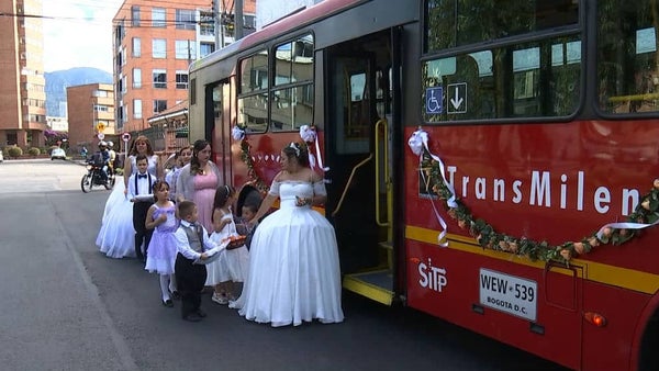 Bus de Transmilenio se convirtió en carroza de cinco bodas