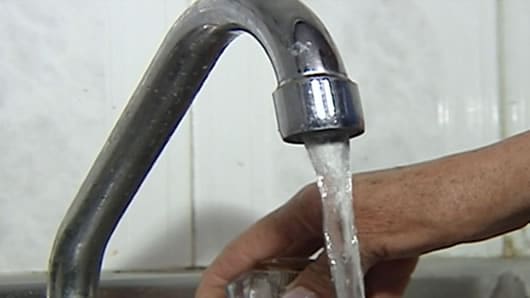La cifra es igual a sumar 2'000.000 de botellas de agua.
