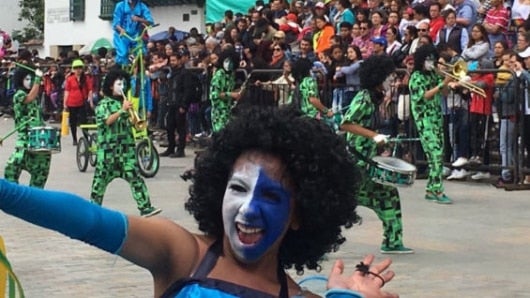 Comparsas en el centro de Bogotá. Foto: @EnriquePenalosa