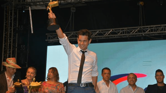 El artista está dedicando su triunfo a todos sus seguidores.