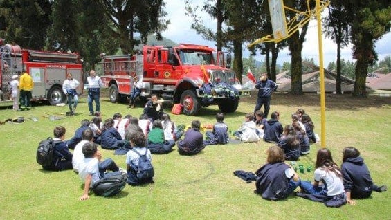 Cada año se realiza el curso de bomberitos en todas las estaciones de Bogotá. Foto: oficial.