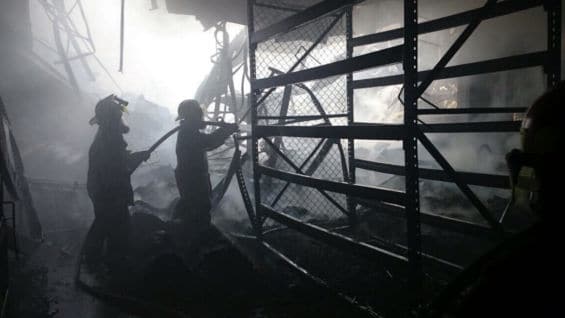 Unas 70 personas que se encontraban en la bodega fueron evacuadas. Foto: Bomberos.