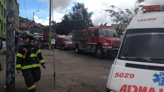 18 ambulancias llegaron a la zona de los hechos para atender la emergencia. Foto: @BomberosBogota