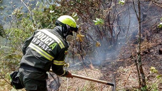 Autoridades mitigan el fuego en los cerros de Villa de Leyva. Foto:@GeneralPalomino