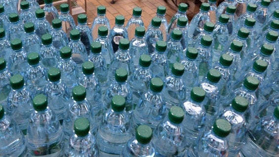 La empresa responsable de distribuir el agua en mal estado aseguró que ya ha retirado 6.150 botellas del mercado. Foto: AFP.