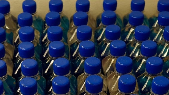 Las autoridades sanitarias siguen investigando cómo llegaron los residuos a las botellas. Foto: AFP.