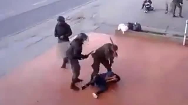 Los excesos de fuerza por parte del Esmad siguen siendo registrados en video. Foto: Noticias RCN