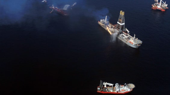 El vertido tras la explosión e incendio de la plataforma en abril de 2010 fue de 4,9 millones de barriles de crudo. Foto: AFP