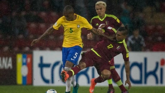 Fernandinho, de Brasil, ante Josef Martínez (izq.) de Venezuela durante un partido por las eliminatorias del Mundial de Rusia-2018. Foto: EFE.