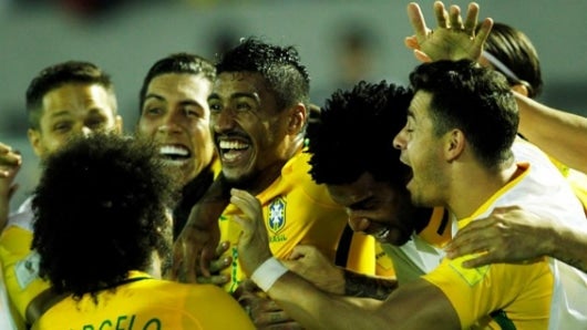 Paulinho celebra con sus compañeros tras anotar el tercer gol ante Uruguay. Foto: EFE.