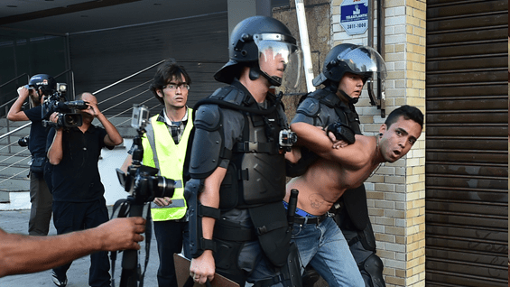 El episodio ocurrió durante un control policial. Foto: AFP.