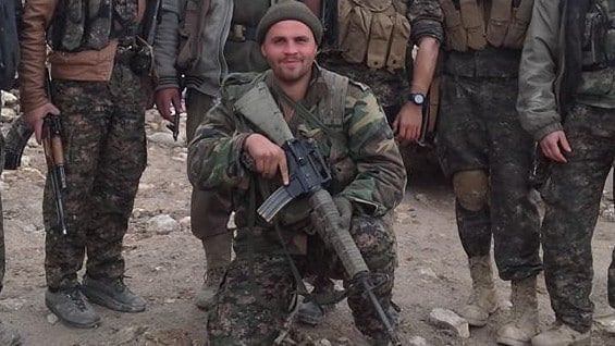 Scurfield combatía junto a varios voluntarios extranjeros y tropas kurdas. Foto: Facebook