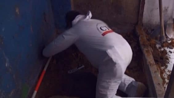 Fosa en la que fue hallado un cadáver en el Bronx.