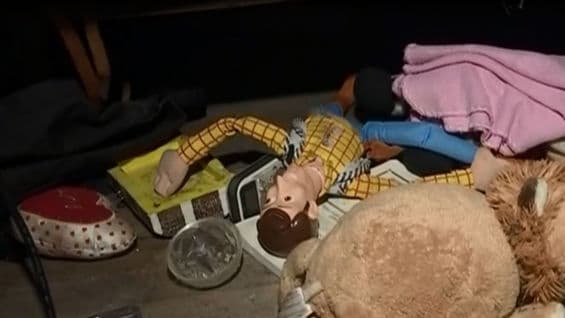 Juguetes abandonados por los niños rescatados por las autoridades.