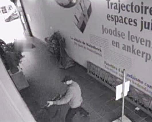 El hombre viste una camisa azul y pantalones negros. Foto: AFP