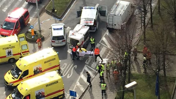 Varios de los muertos y heridos tenían lesiones graves en las piernas, dijo un operario del aeropuerto.