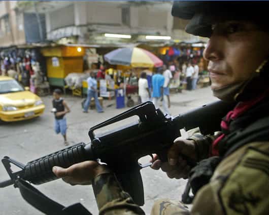 Las autoridades realizan constantes operativos en el puerto del Pacífico. Foto: AFP.