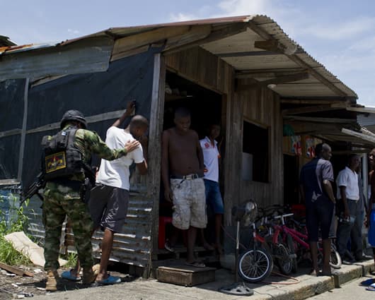 El Gobierno aumentó el pie de fuerza en Buenaventura por constantes asesinatos. Foto: AFP