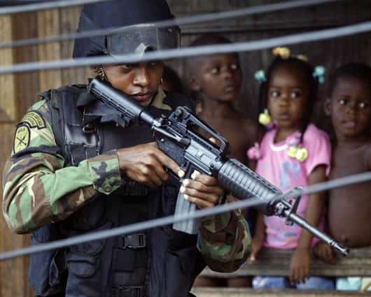 En 2013 la violencia expulsó a más de 19.000 personas de sus viviendas en Buenaventura. Foto: AFP.