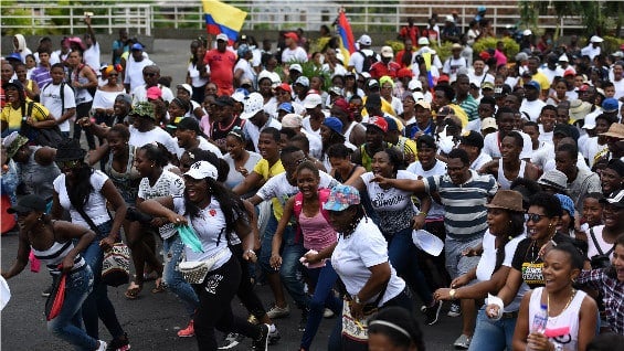 Buenaventura permanece militarizada, el puerto volvió a funcionar y a esta hora caravanas de camiones escoltados por la Policía evacuan toneladas de carga. Foto: AFP