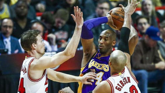 El jugador de Los Ángeles Lakers Kobe Bryant disputa el balón con los jugadores de los Chicago Bulls Mike Dunleavy y Taj Gibson. Foto Agencia EFE