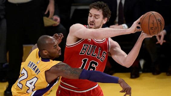 Kobe Bryant de Los Ángeles Lakers y el español Pau Gasol de Chicago Bulls. Foto Agencia EFE
