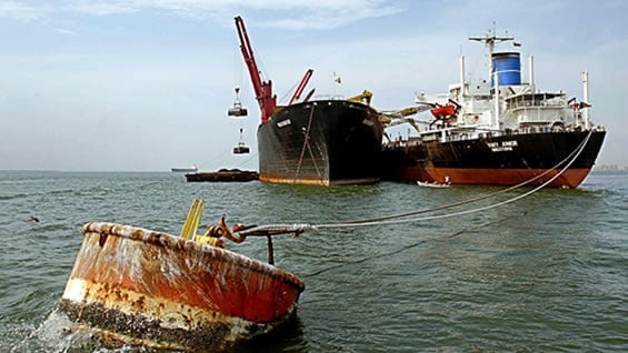El buque pesquero transportaba 132 personas a bordo. Foto: referencia AFP