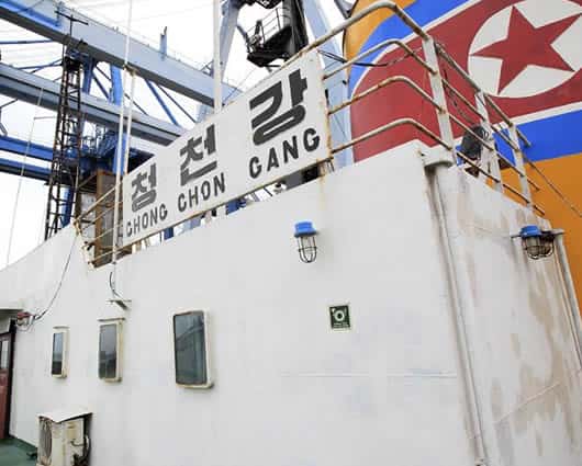 En el buque se encontraron 240 toneladas métricas de armamento defensivo obsoleto. Foto: EFE