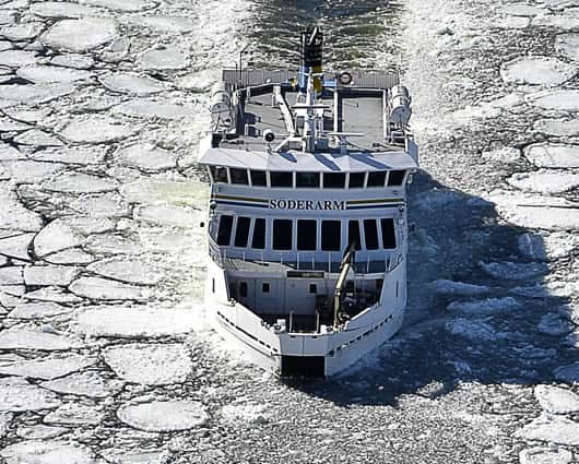 Inicialmente, este buque recibió la orden de quedarse por la zona para ayuda. AFP