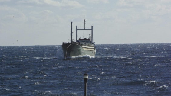 El buque fue localizado a la deriva el jueves frente a Crotone. Foto: EFE