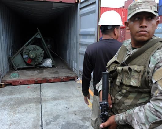 En el buque se encontraron 240 toneladas de "armamento defensivo obsoleto". Foto: AFP