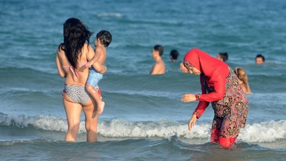 El burkini, prenda de baño islámica cubre todo el cuerpo. Foto: AFP.