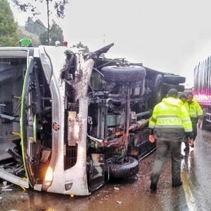 Accidente de un bus en la vía Tunja- Bogotá deja dos personas muertas y ...