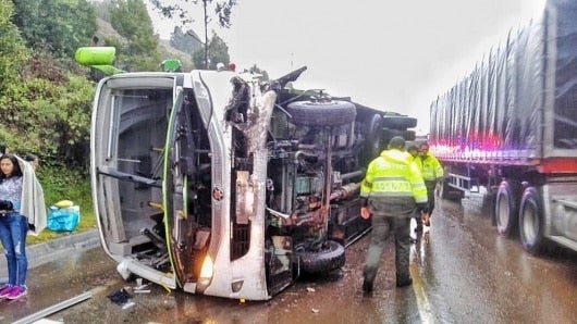 Accidente de un bus en la vía Tunja- Bogotá deja dos personas muertas y ...